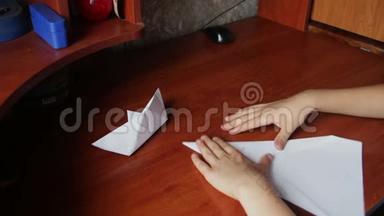 幼儿动手制作折纸飞机.